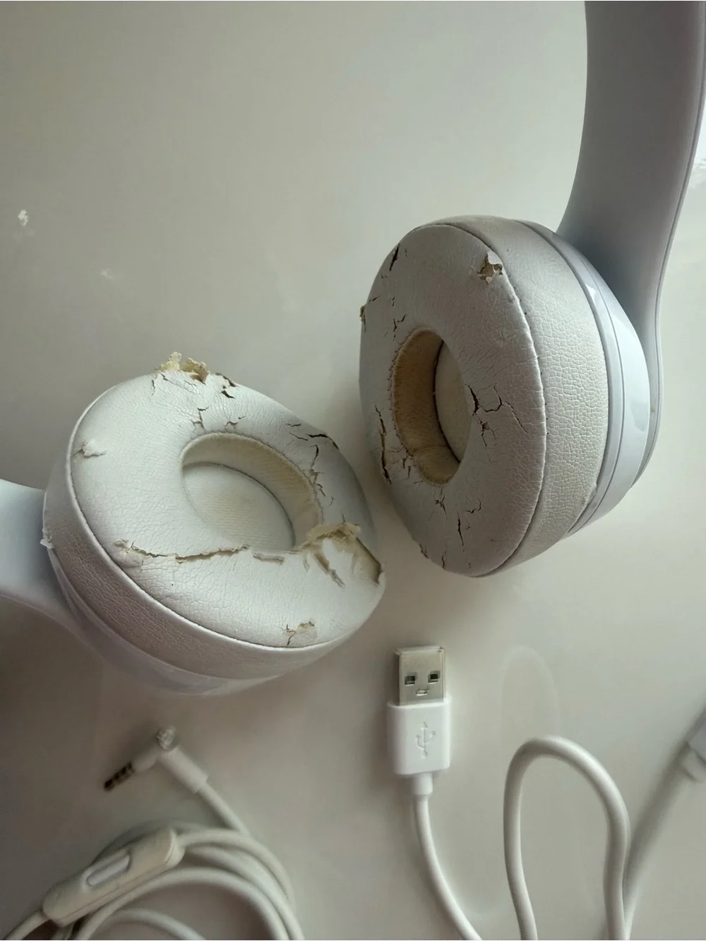 Beats Solo3 Wireless White Bluetooth Headphones- Cracked Pads USED